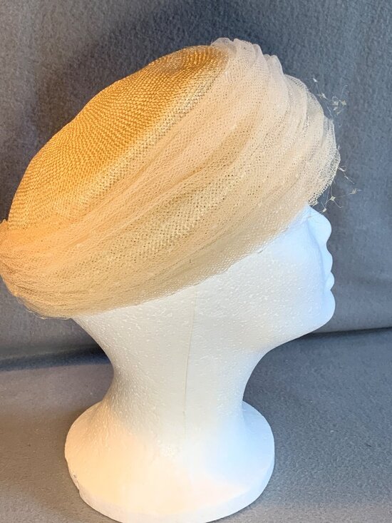 Ladies Ivory Hat with Netting Band Velvet Bows Size 22 Vintage main image 4
